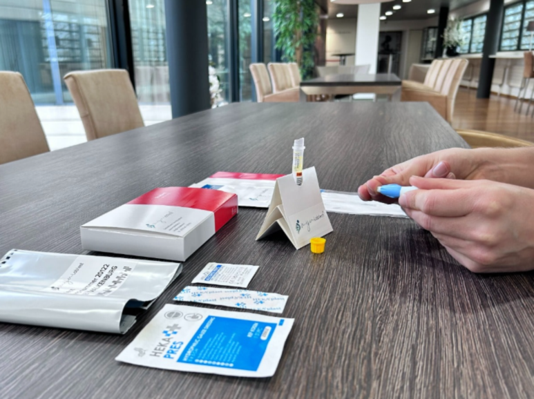 Het afnameproces bij een totaal profiel XL bloedonderzoek. Je kunt de test eenvoudig zelf afnemen. 